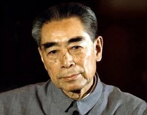 1958年2月，周总理访问朝鲜时，白天和大家谈笑风生，晚上回到住处后，就一个人喝