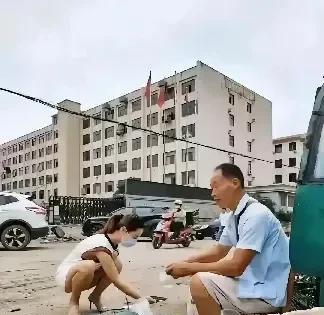 赶紧站起来吧！美女。大爷走神了，不敢睁眼，你说美女谁不喜欢啊！大爷差点