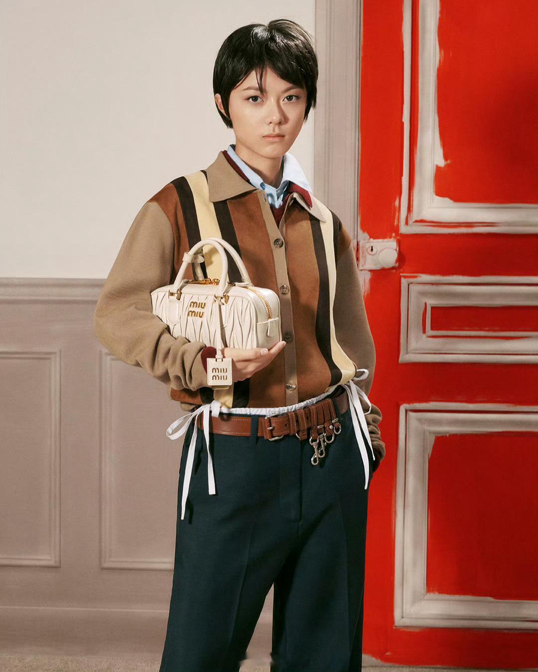 哎，实在不行咱能不代言miumiu了吗？赵今麦的黑图，全出自MiuMiu！