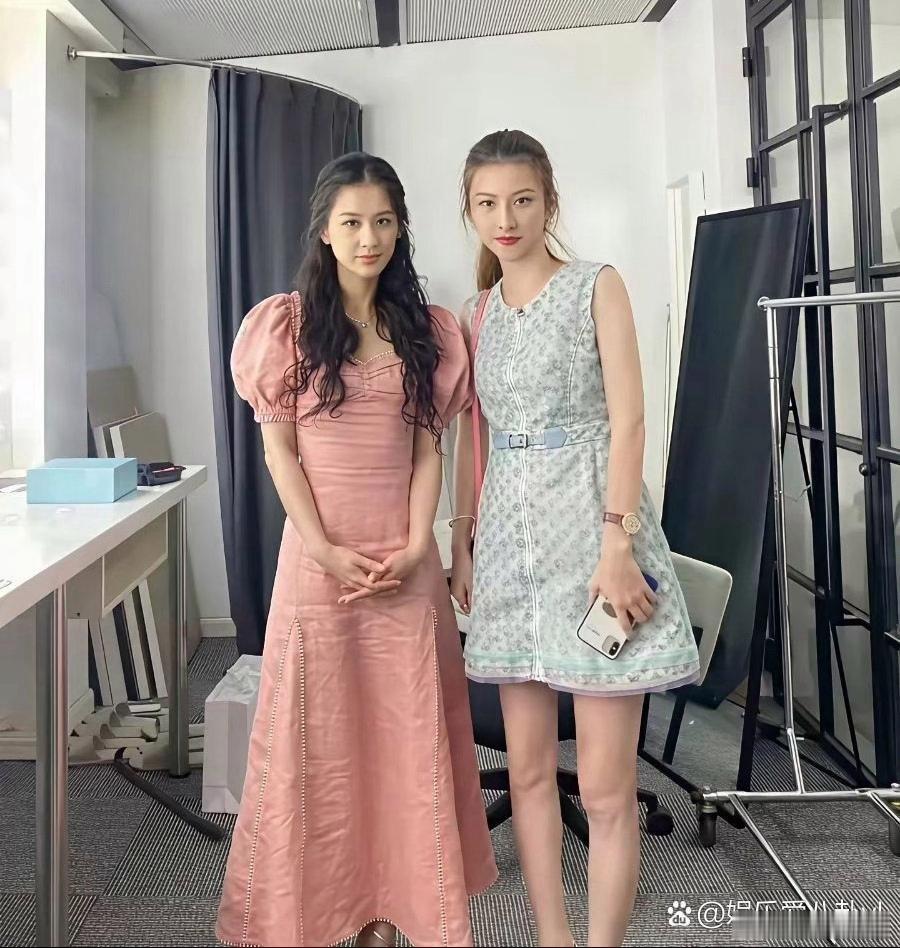 原来黄圣依真人模样，原生颜值精致出众，气质落落大方，远比镜头里更加惊艳夺目。