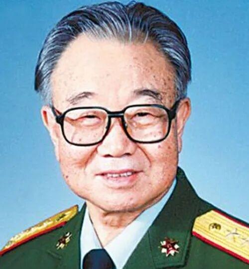 他是山东烟台人，18岁参军，参加过淮海战役和渡江战役。建国后他被选派到开国上将许