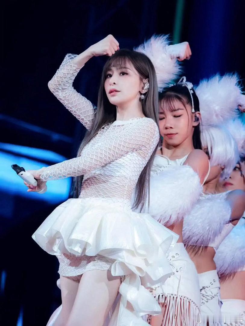 我确实不太理解王心凌在演唱会上穿着这么短的裙子，真的有些胆大了​​​
