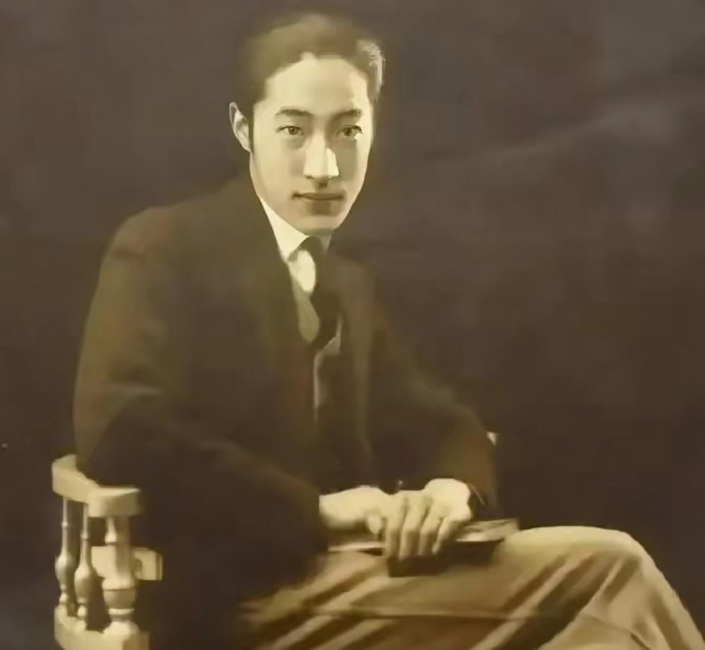 1962年，一位瘦到脱相的老人，在上海监狱中蜷缩成一团，等待出狱。谁也想不到眼前
