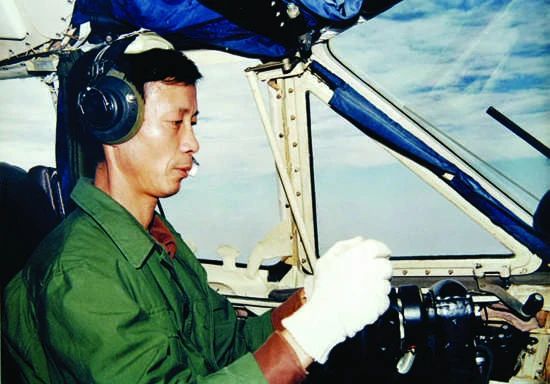 1996年，我国试飞员邹延龄出国交付飞机，当天晚宴上，一位外籍美女在他耳边轻声说