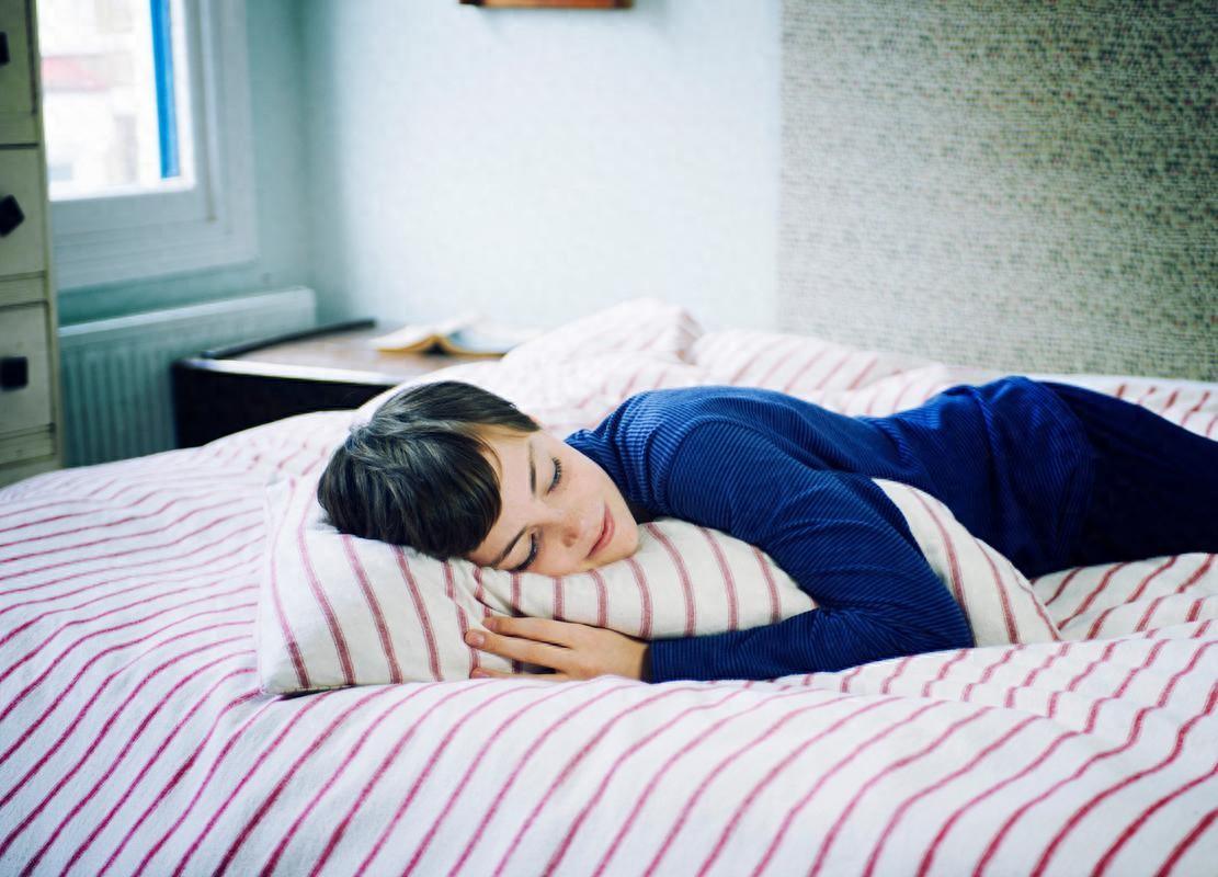 午睡后脑梗人数增多！医生怒斥：不管多大年龄，午睡牢记6不做！中午一困就直接倒