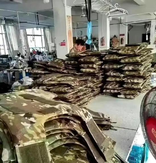 最近不少国内防弹衣厂都在加班加点生产，国外订单一个接一个，根本停不下来，为啥全球