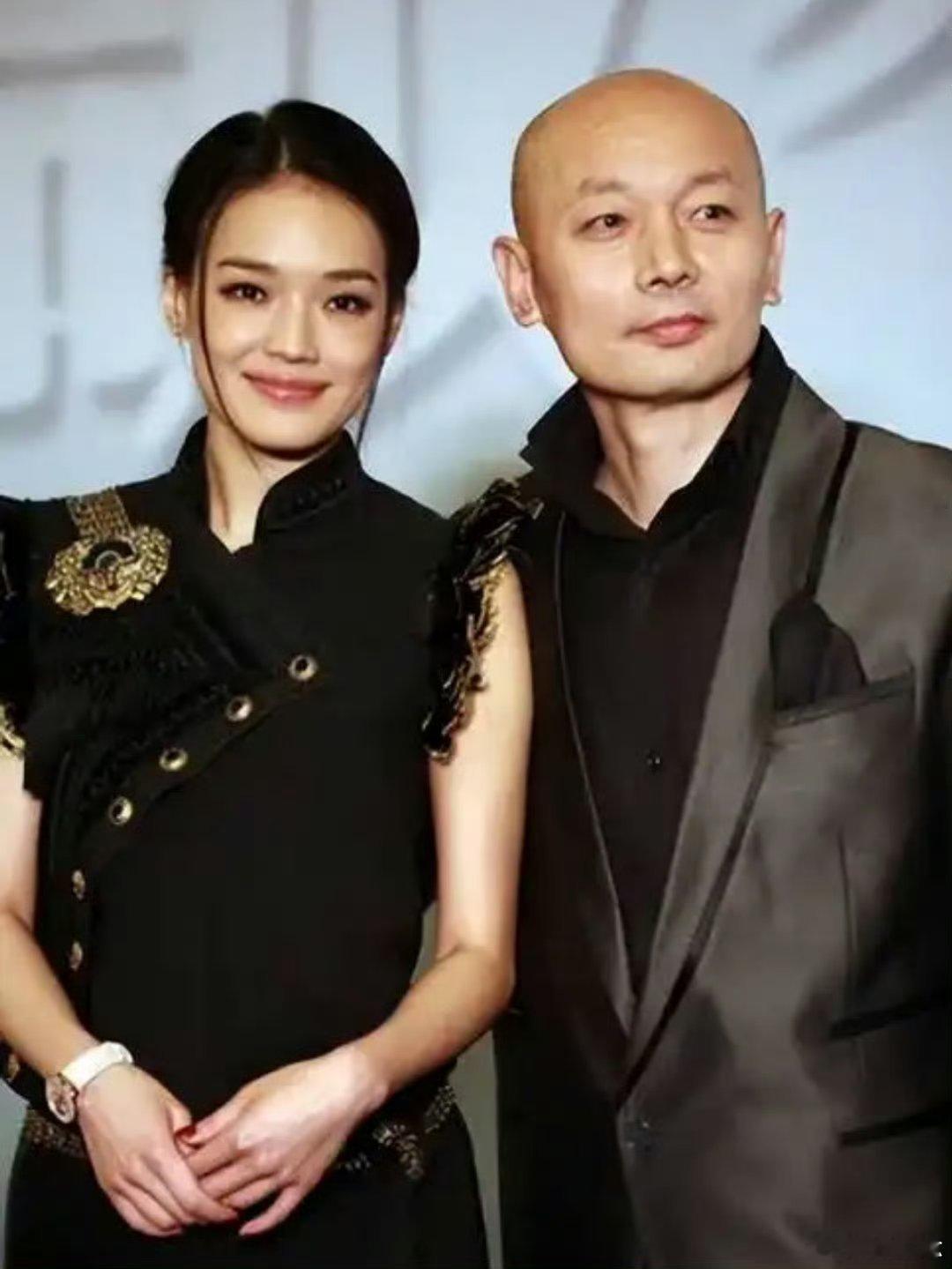 一张年代感满满的旧合照，重新刷新大家对一众老牌艺人的认知。吴彦祖身高十分能打，对比一米八六的刘烨，明