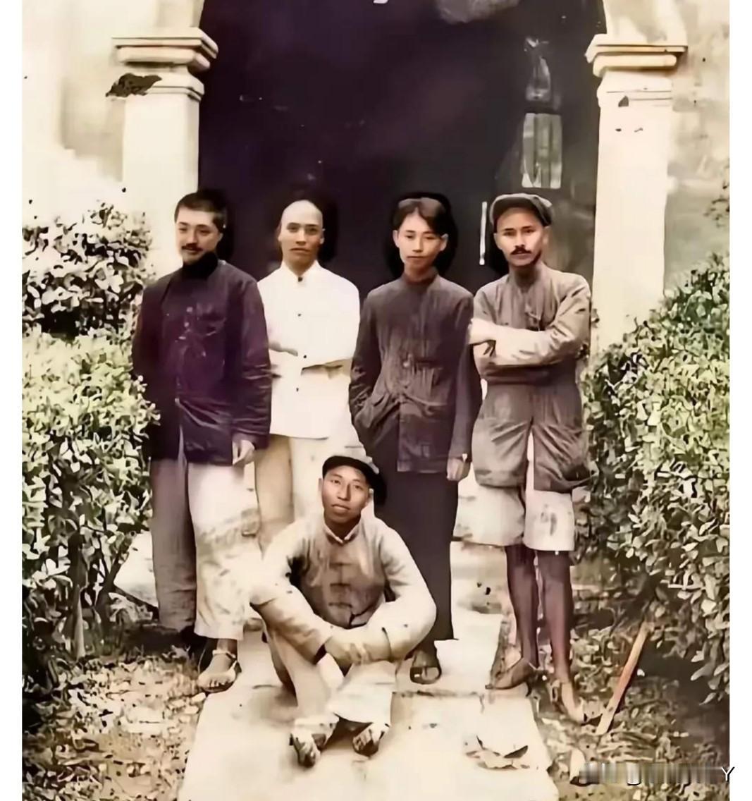 这才是1934年10月他们五人在长征途中的真实貌相,这可不是演戏,也绝非电视剧里