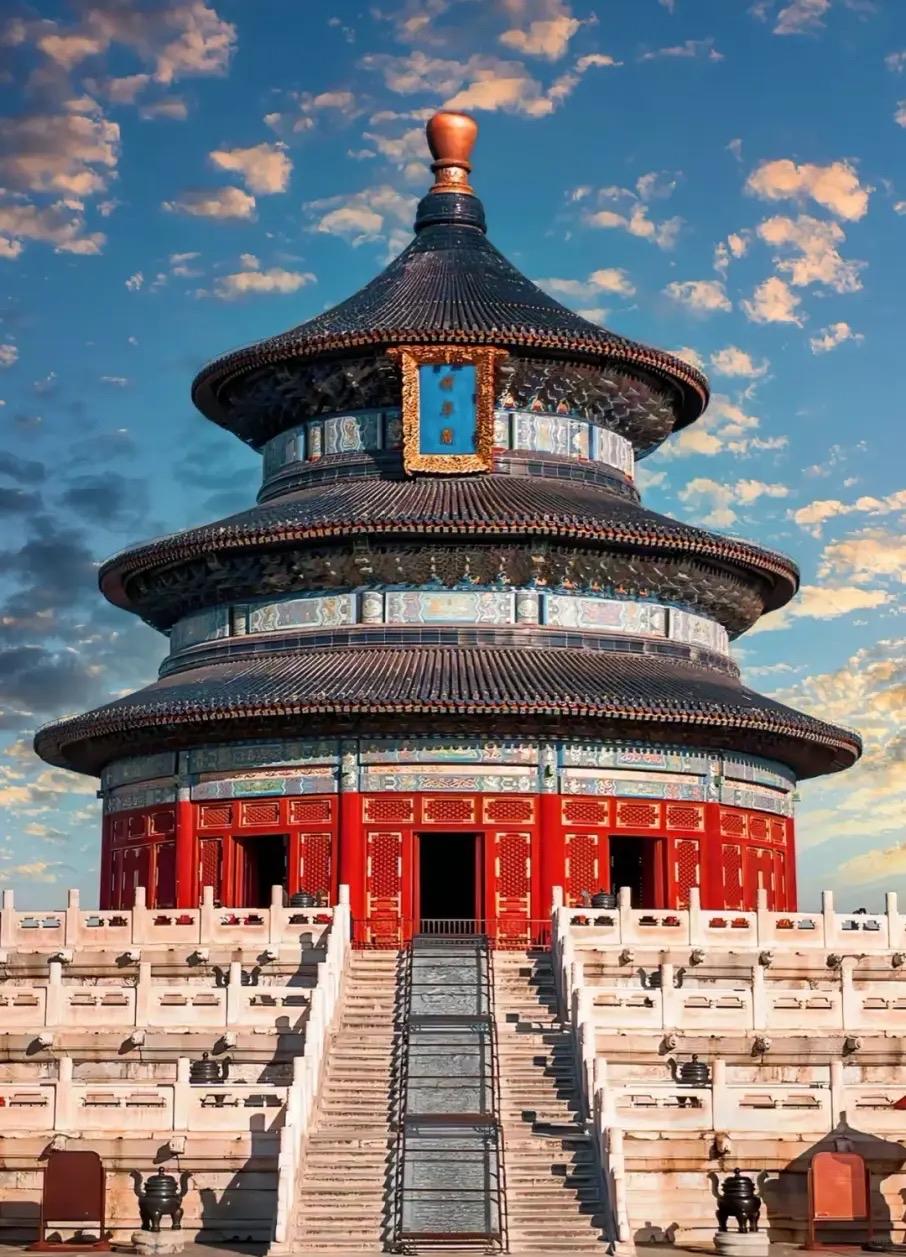 天坛是全球规模最大的祭天建筑群，以“天圆地方”构筑神圣空间。祈年殿的28根金柱暗