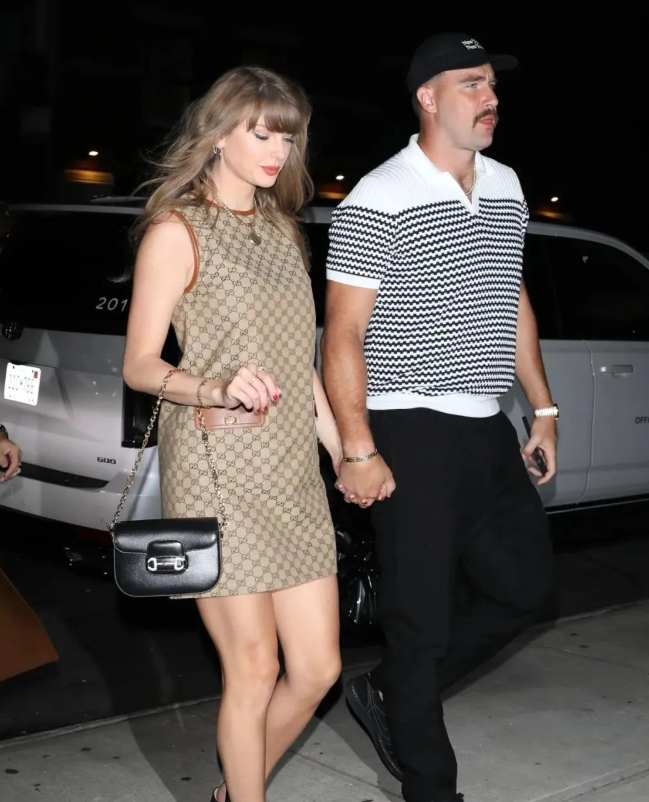 纽约街头这张牵手照藏着秘密霉霉与凯尔西不为人知的温柔细节太戳心镜头扫过，只一