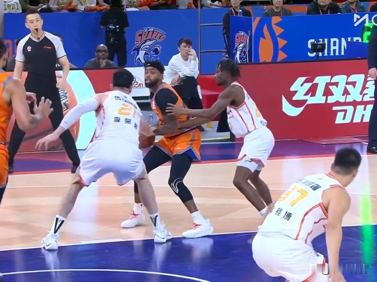 CBA都打不明白！难怪没有NBA球队要他！一般情况下，但凡是在NBA效力过的，