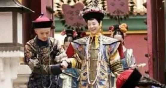 1888年，53岁的慈禧爱上了20岁的侍卫那尔苏，当晚就临幸了他。一个是权倾