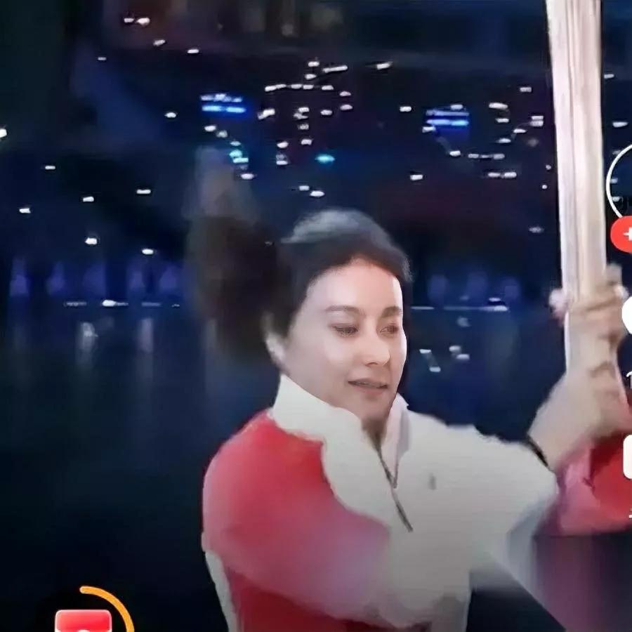 郭晶晶传火炬有细节！她低头瞬间藏着多少故事？全运会水上传递火炬时，郭晶晶