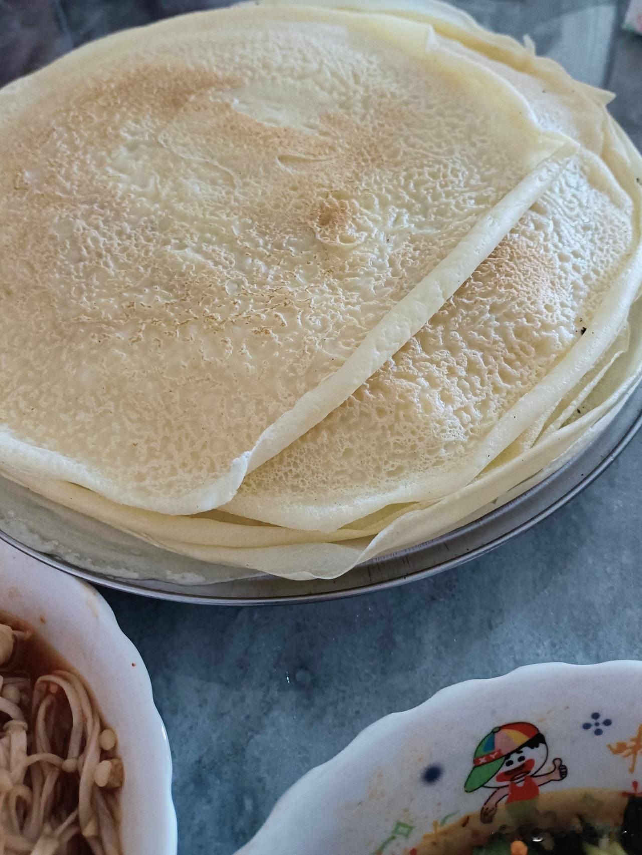 今日份农家乐美食，全桌加起来超不过50元，三个成年人却吃个大饱，还有剩。铁锅