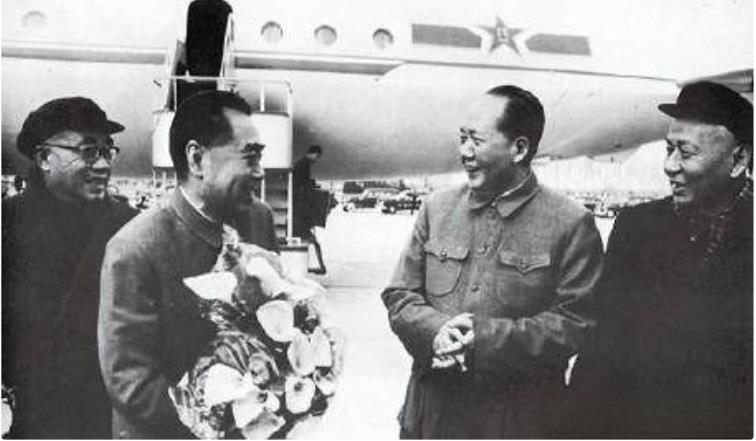1975年，毛主席与周总理双双身患重病，主席问总理：江山要谁来守？1975年