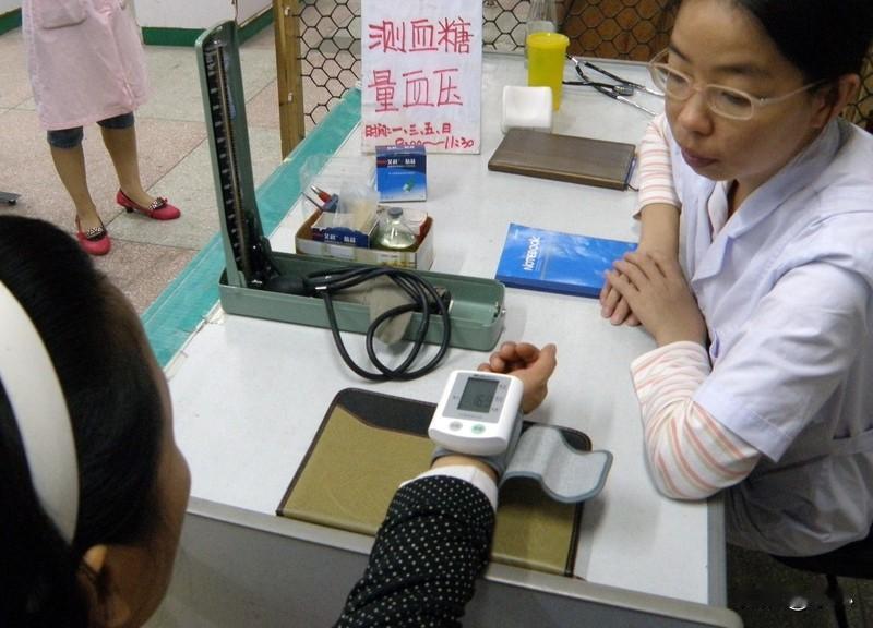 现在的人怎么了？三十多岁就高血压了。表弟已经发了两天朋友圈，在医院打针，亲戚