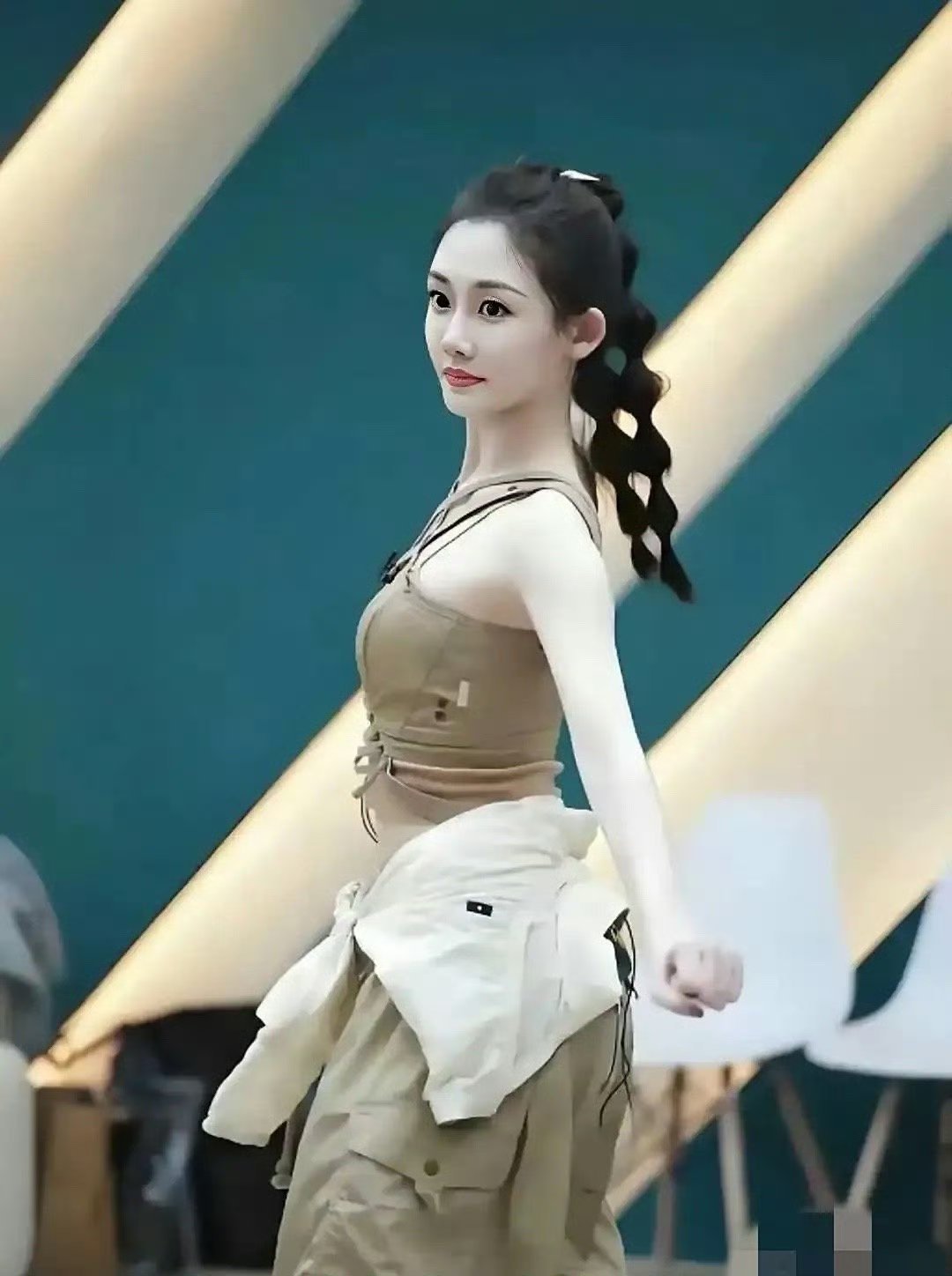 郑恺是看到了苗苗的嫩才追的吗？这身材哪个男人看了不迷糊​​​
