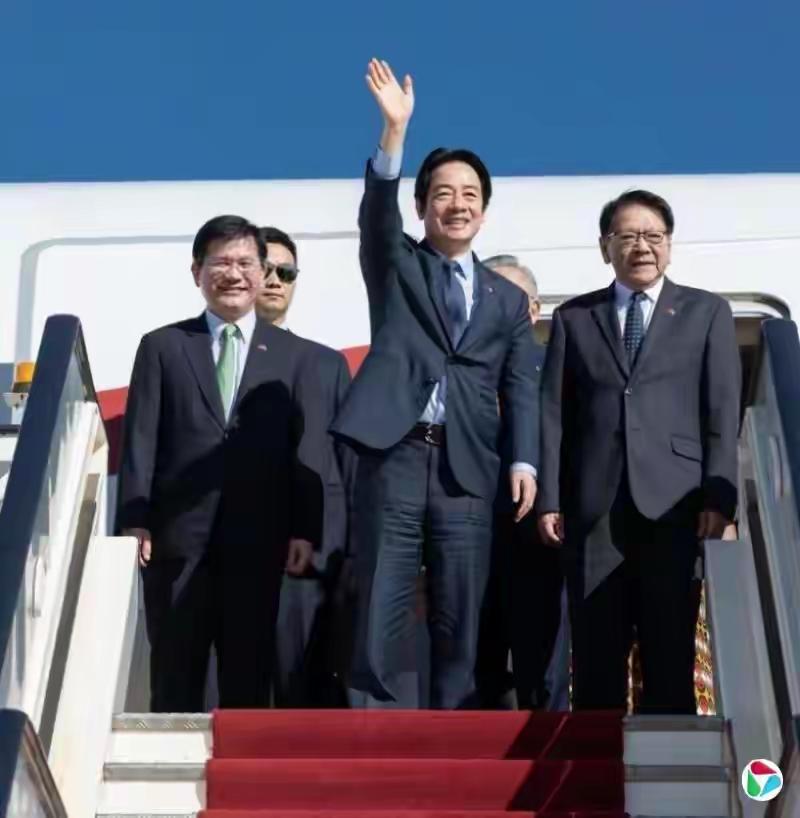 他来了！他来了！他坐着飞机回来了！去的时候，他不要脸！没尊严！回的时候，他不