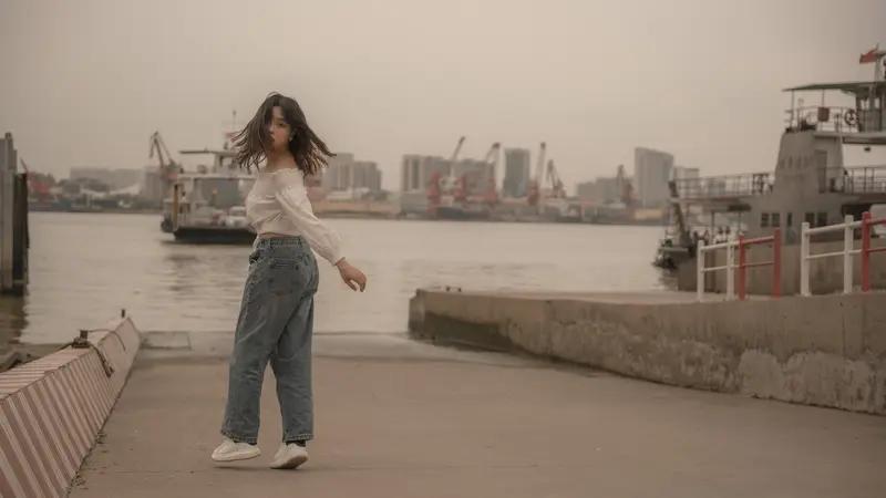 我来世间一趟，曾经豪情万丈，无情岁月总把我伤，空留一身惆怅。回顾曾经的过