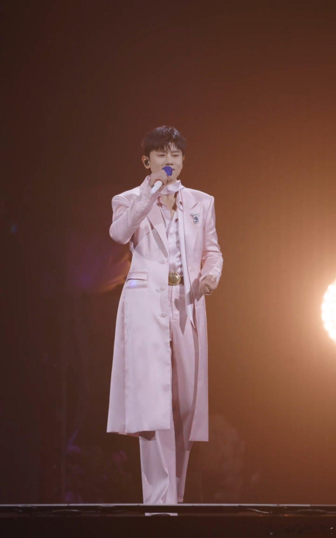 差点就听见张杰的声音了张杰惊喜现身谢娜演唱会，合唱经典《明天过后》氛围感拉满。登