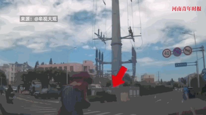“防不胜防！”6月30日，江苏，一网约车司机在开车经过路口时，一位女子突然摇摇晃