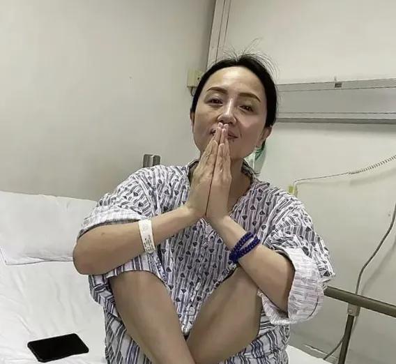 一天，朱媛媛赌气把自己锁在屋里，谁叫也不开门。李明启气得直跺脚，使劲用拐杖把门砸