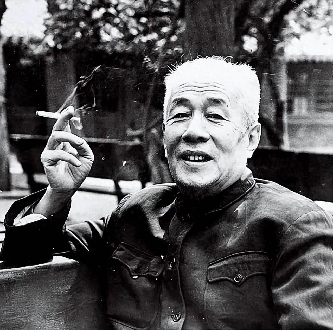 1947年深秋，北平一座安静的院落里，一位国民党少将推门而入。几名军统特务立刻围