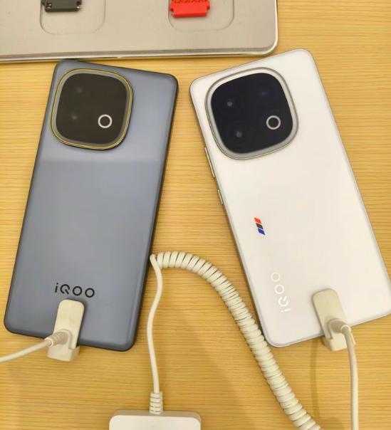 iQOOZ10Turbo+这续航是真能打，在新评科技的测试中脱颖而出，领先
