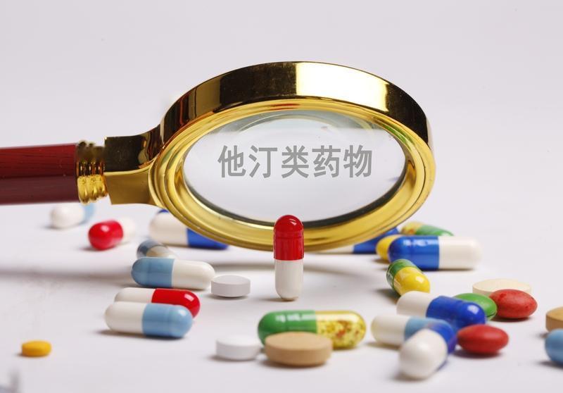 吃他汀类药物期间不建议喝酒。他汀类药物主要用于降低血脂、稳定斑块，在临床上广