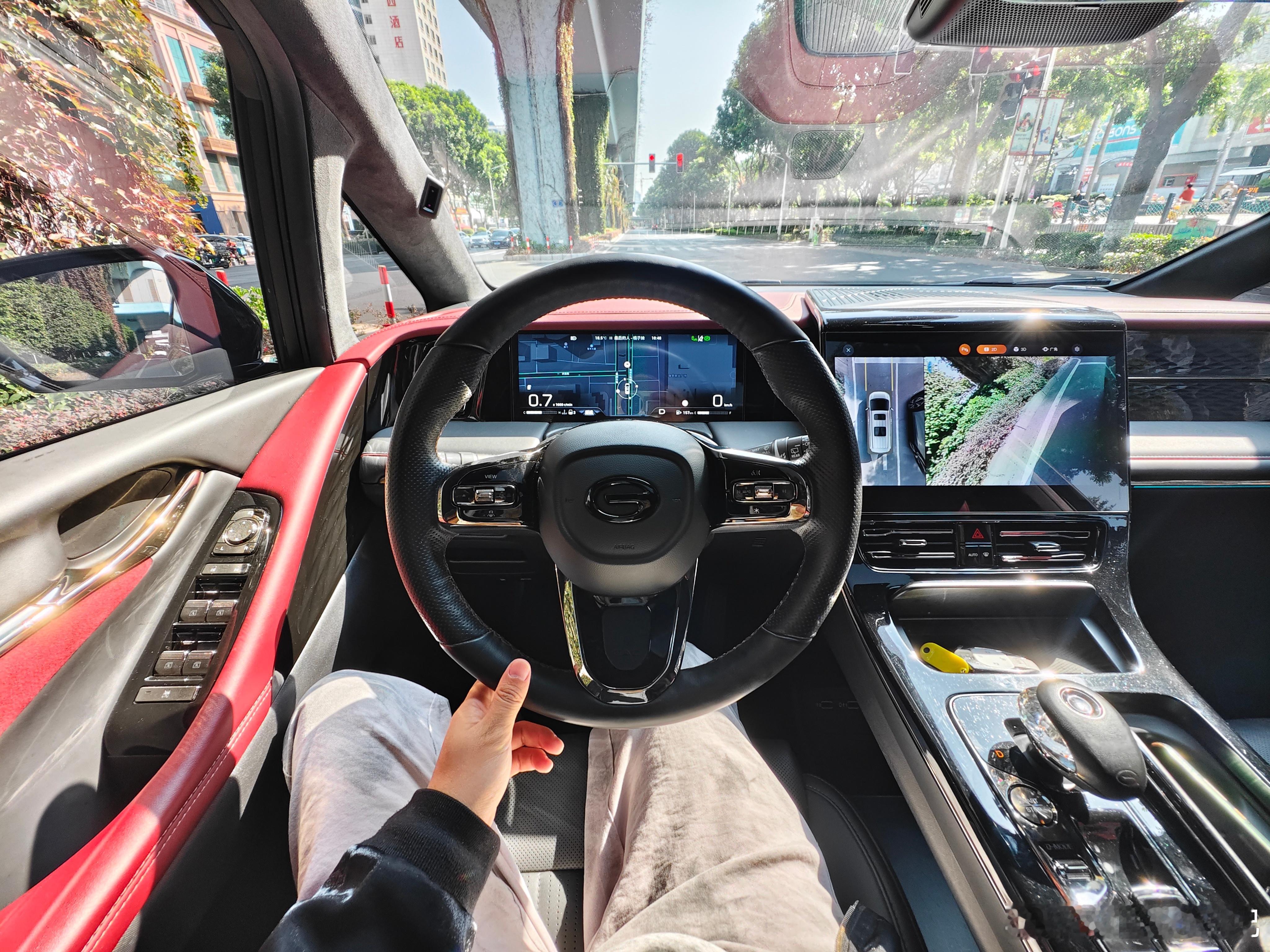 传祺M8家用确实很完美，就是日常一个人开尺寸会偏大，内饰设计和配置确实没什么可挑