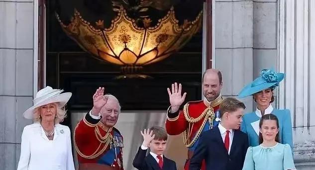 卡米拉当英国王后真的很从容，对威廉王子的三个子女一点也不讨好了。按理说查尔斯的身