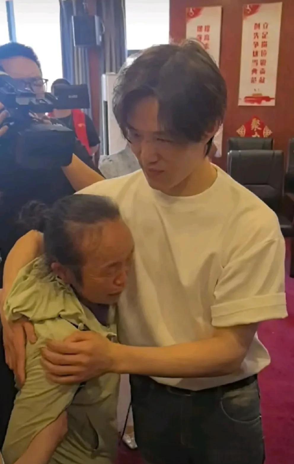 云南五岁被拐男孩刘林鑫，今天上午认亲成功。他的妈妈身躯是那么的瘦小，母子相拥而泣