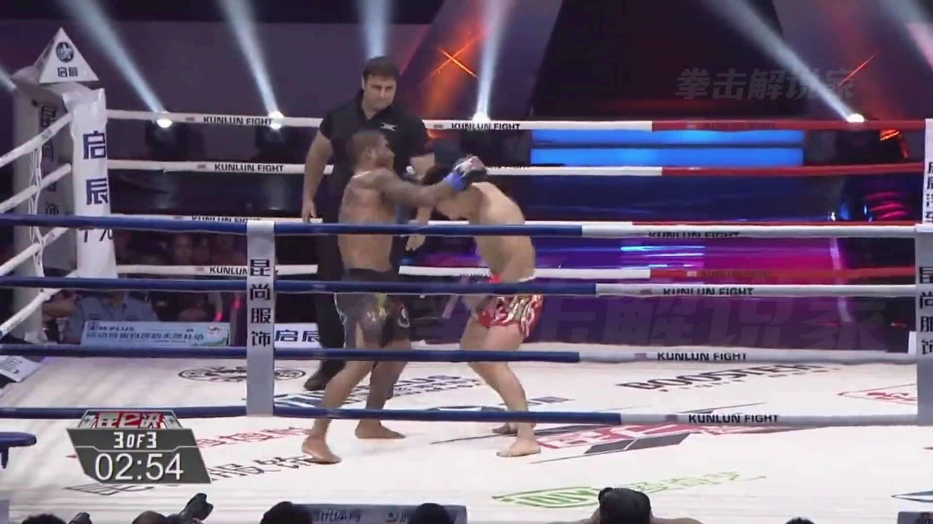 18岁中国拳王横空出世！狂轰巴西冠军，一拳打碎下巴