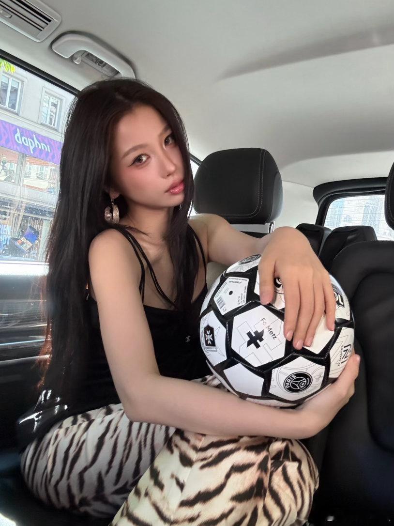 虞书欣化黑银眼妆虞书欣黑银眼妆好辣虞书欣化黑银眼妆，足球宝贝