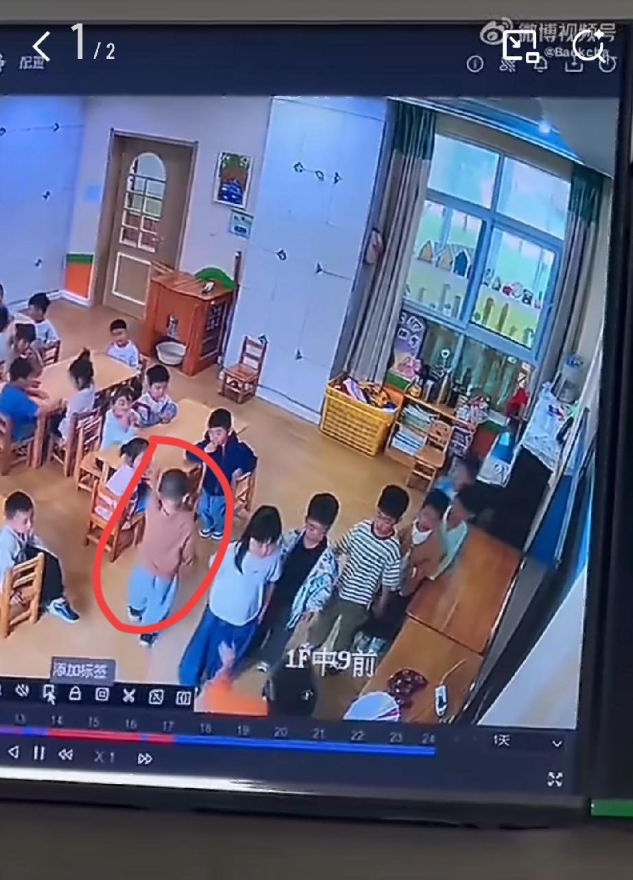 热熔胶烫孩子的女幼师，视频中有两个细节让人震惊。第一、女童被烫之前有个男孩哭
