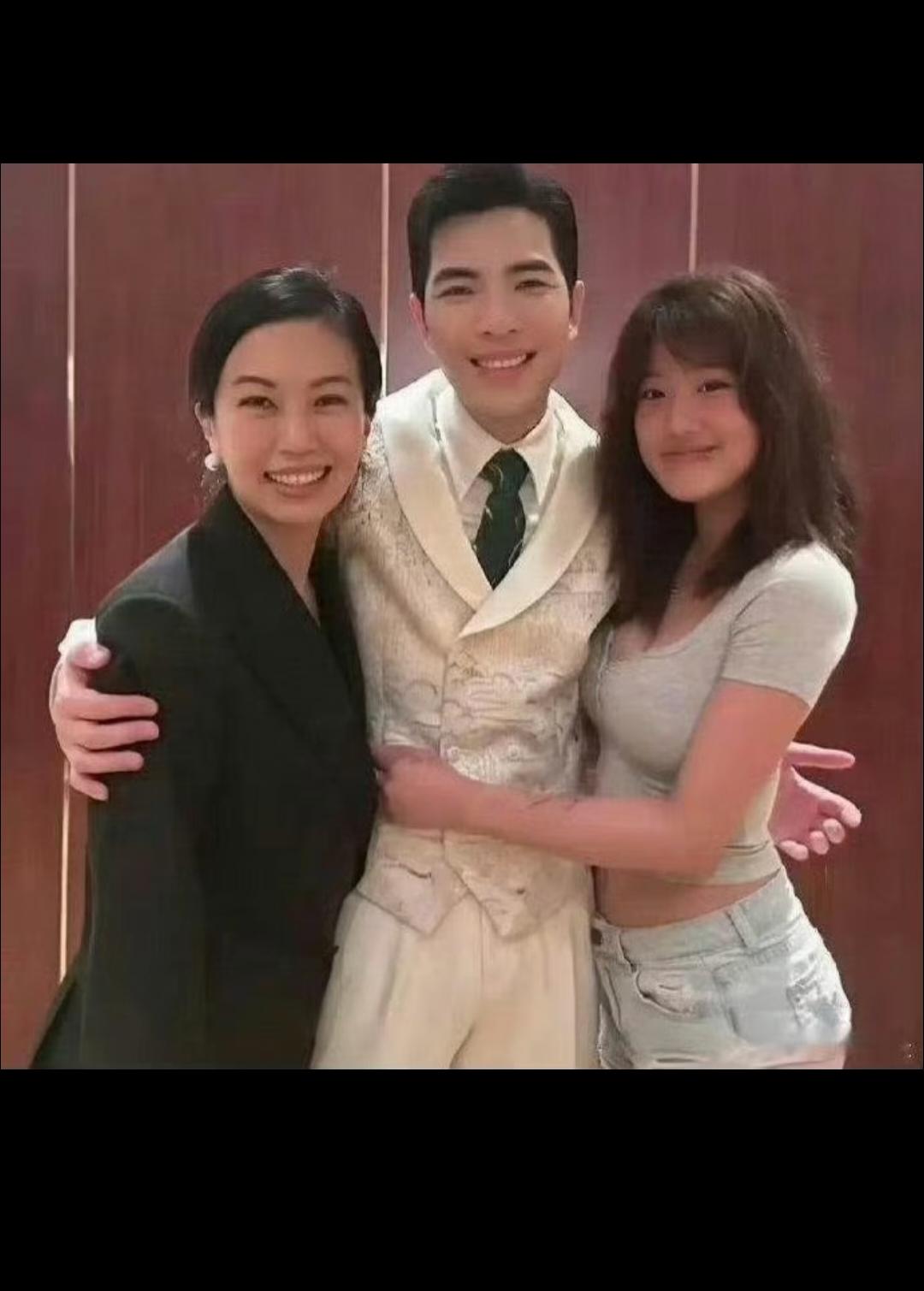 萧敬腾还是懂得分寸的尤其看他那不知所措的手！原来萧敬腾夫妻是梧桐妹的干爹干妈