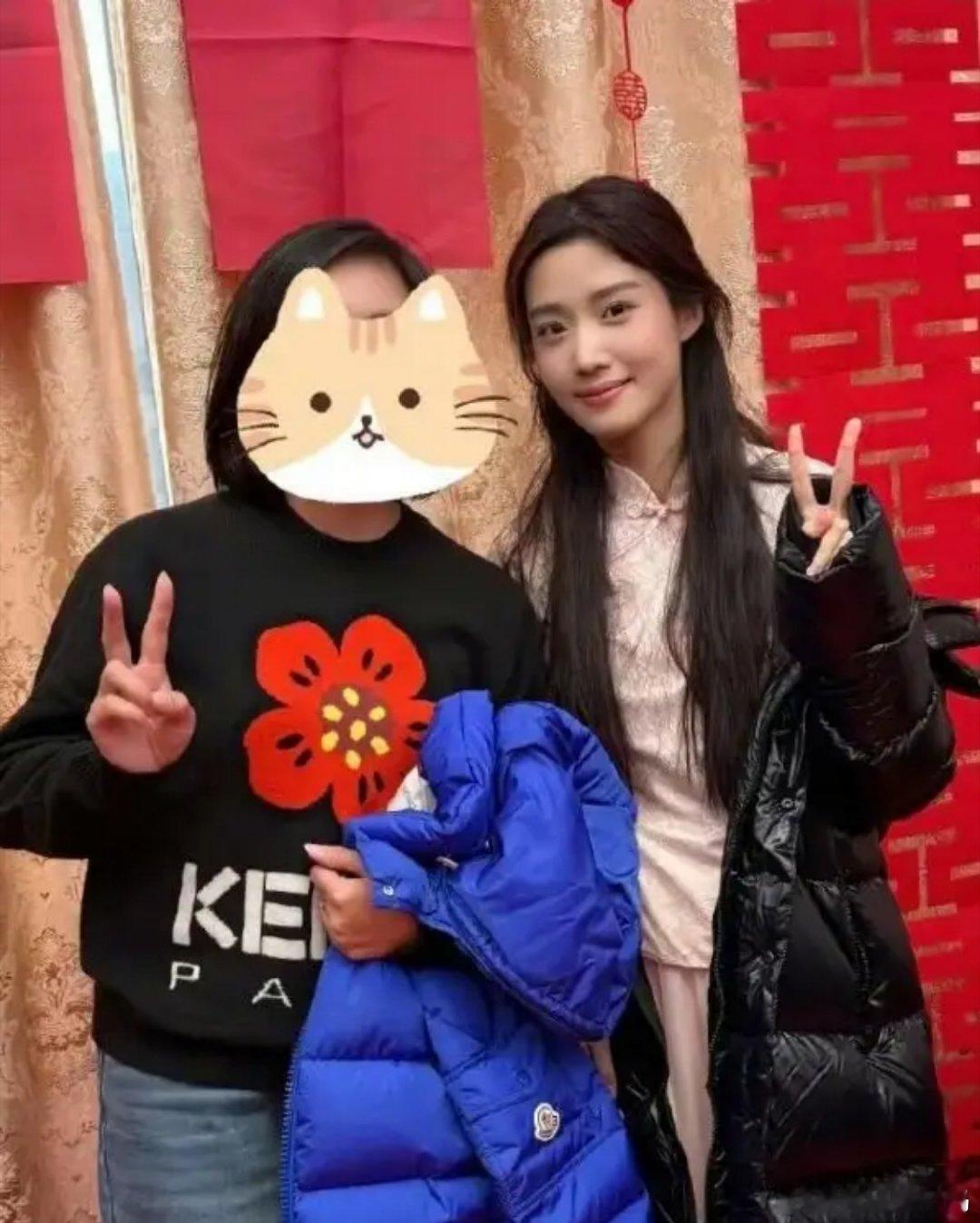 卢昱晓现身江苏参加朋友婚礼，打扮低调接地气，素面朝天无滤镜也难掩清丽，简单穿搭更