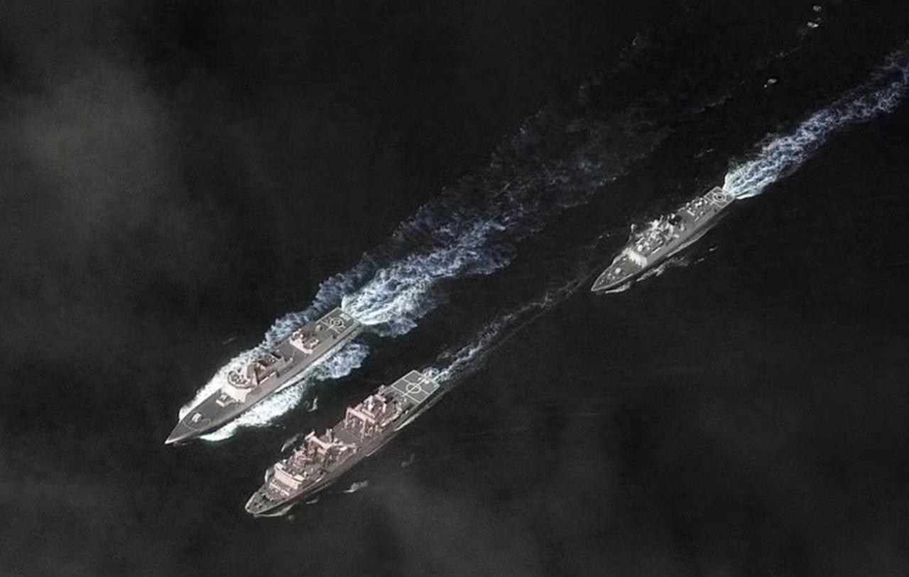 澳大利亚这次恐怕是真坐不住了！就在家门口，一支火力号称“堪比全澳海军”的中国舰队