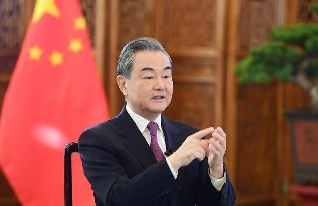 美国只给了10天期限，要求中国取消稀土限制，王毅4个词斩钉截铁，中方外长王毅会见