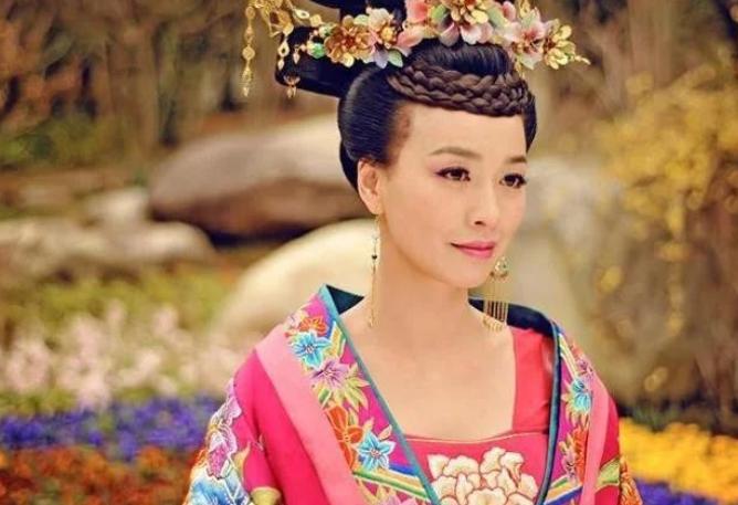 621年，24岁的李世民在洛阳认识了25岁的寡妇韦氏，韦氏身高一米九五，长得特别