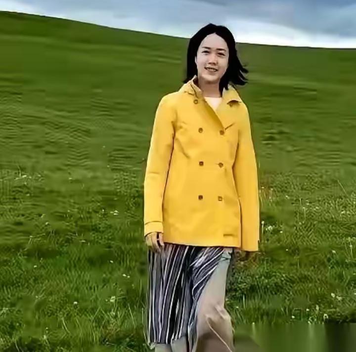翁帆搬出清华园了。没争没抢，也没留下一儿半女。她就这么平静地带上老妈和侄女，跑