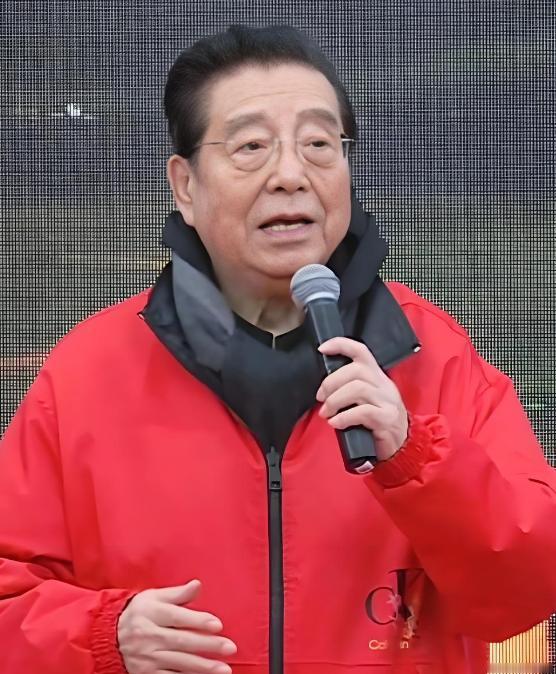 87岁的李双江拿着每月八万的高额收入，本来就已经该安享晚年的，却被迫常年奔波跑商