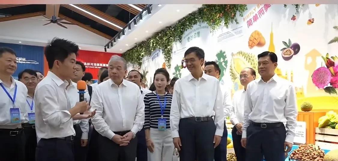 天啦，周围全是大佬级别，被他们围着的宇辉讲话大方得体，不紧不慢，娓娓道来，口若悬