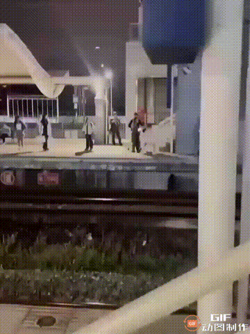 一处高铁站台内，一名女子和同伴在等车期间，站在了黄色安全线里面的位置，出于安全考