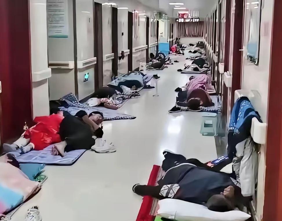 夜晚，医院病房走廊里的情景。说实话，从网上看到这一幕，我心里有点酸楚和难过。不知
