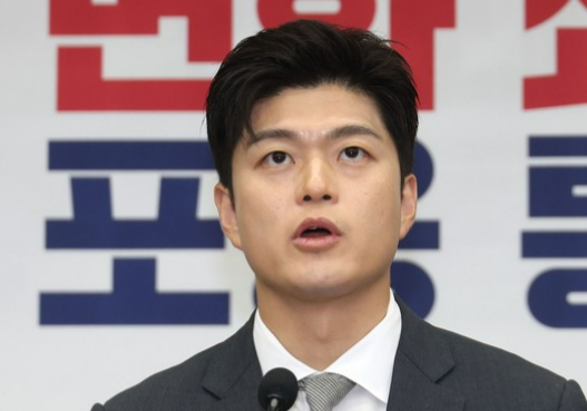 8日韩国国民力量党前紧急对策委员会长金龙泰再被内乱特检组要求出庭，国民力量4名