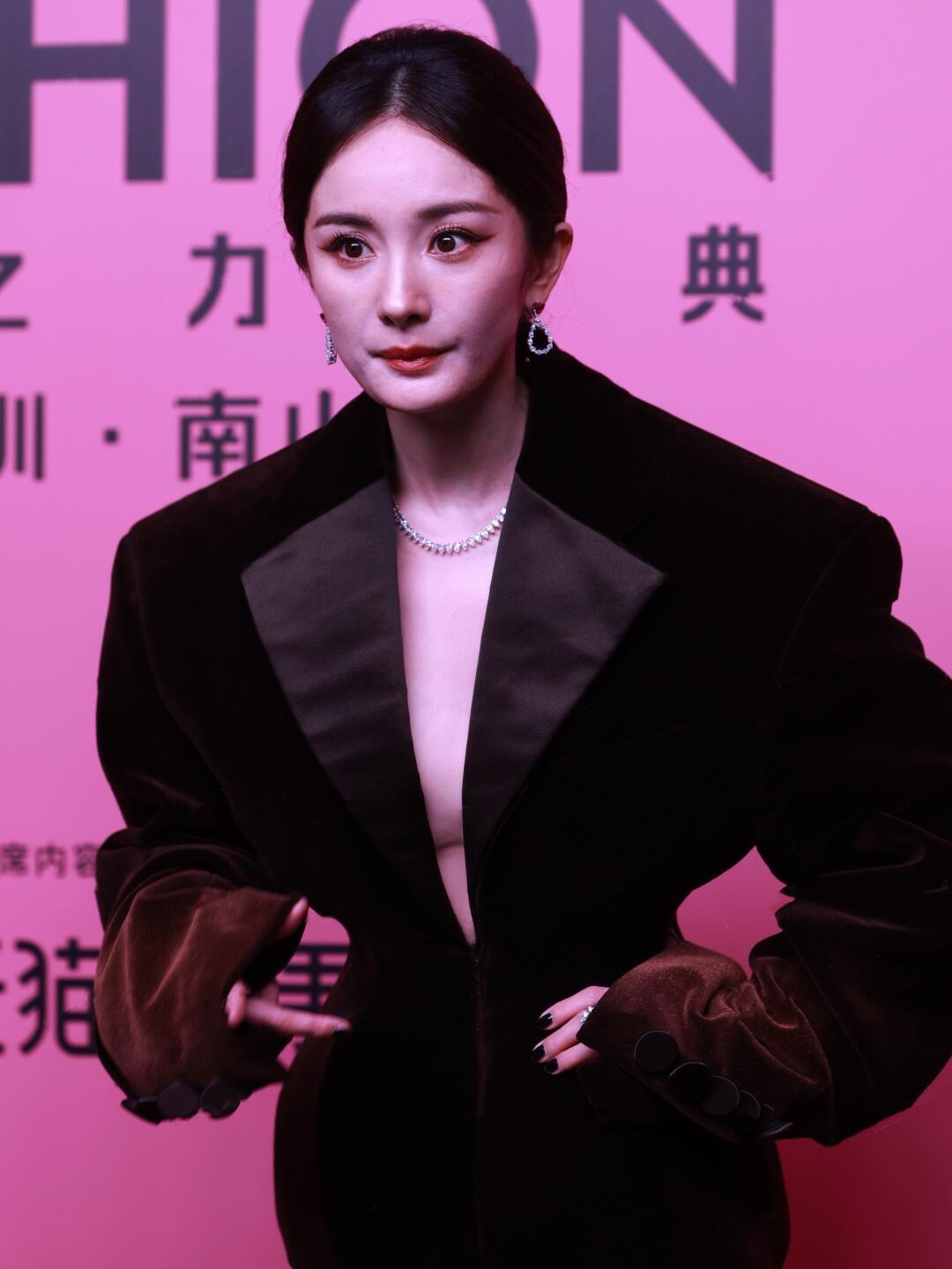 杨幂很喜欢穿红底高跟鞋哈！杨幂杨幂穿搭