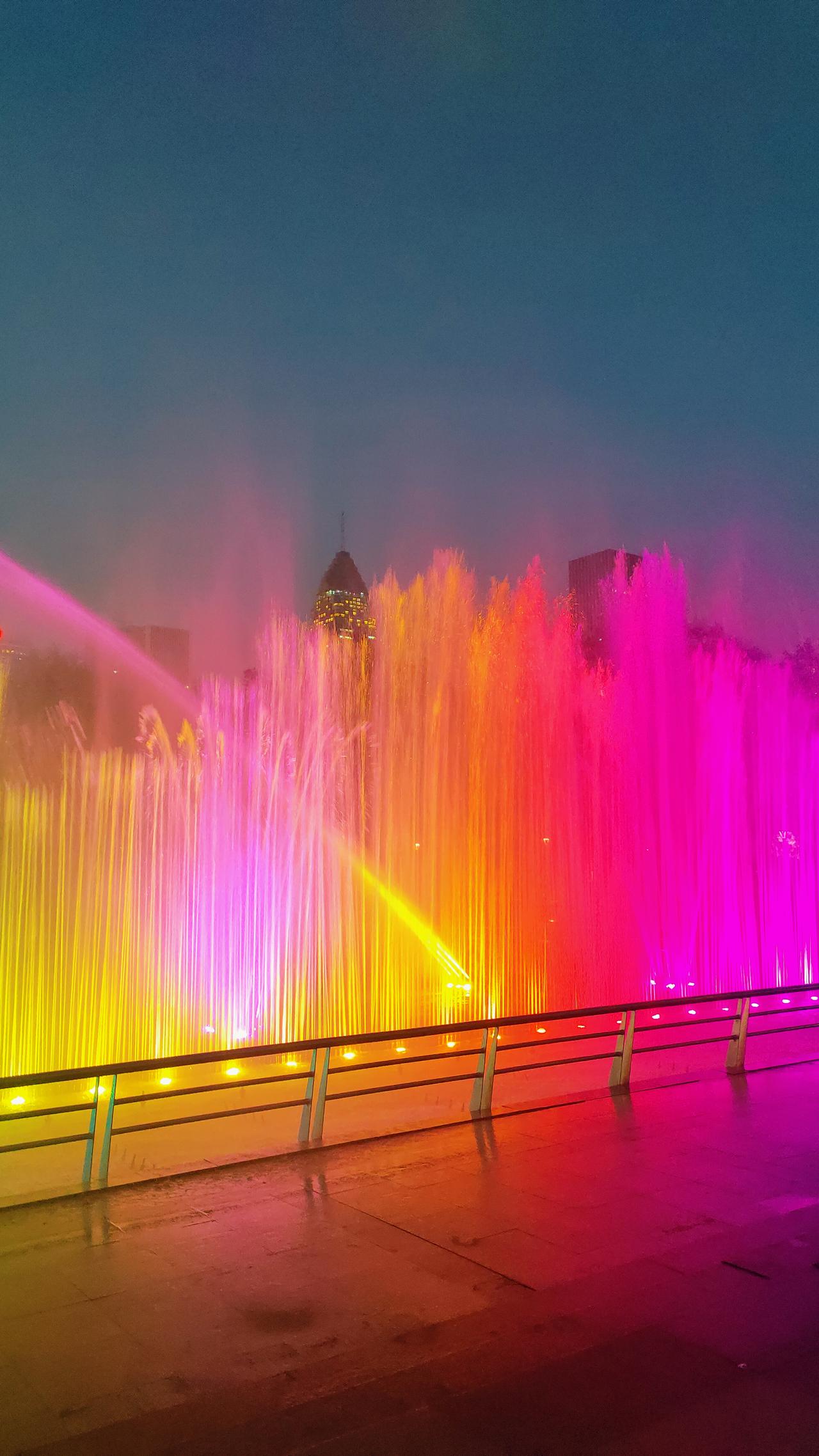 几个亲戚聊起了各自的儿媳妇，都是一模一样的。每天只把自己收拾得干