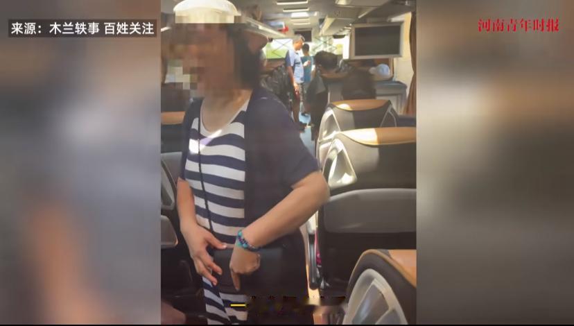 意大利原来治安环境这么差，在国内不可能发生这种事。一辆旅游大巴车停饭店旁，好多华