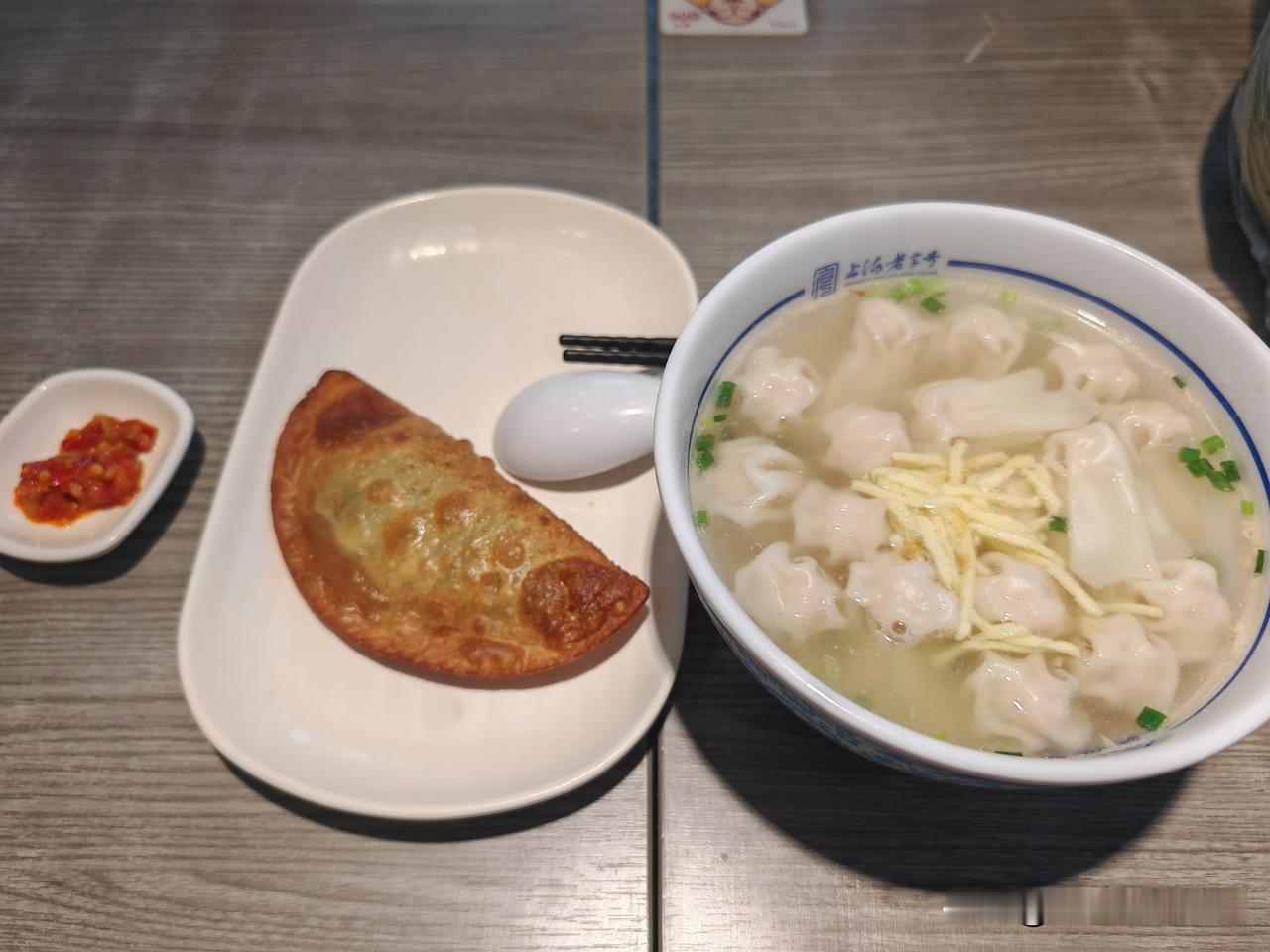 早晨去地下菜市场买带鱼，溜达了一圈，买好了带鱼和一把红薯叶。星期六孩子们还在